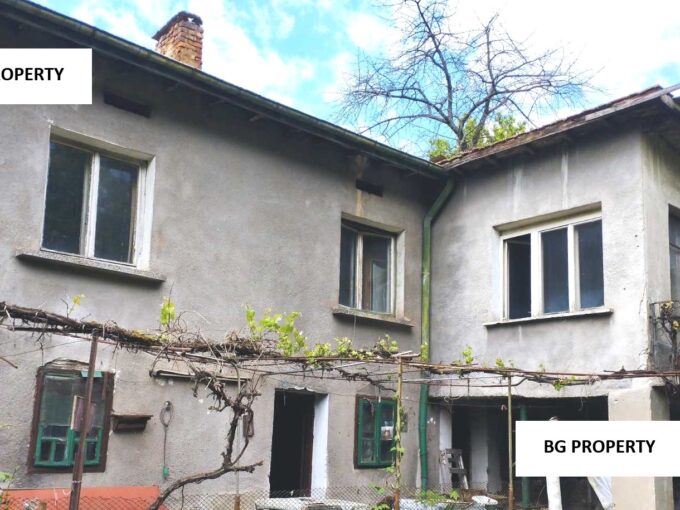 продава къща близо до София
